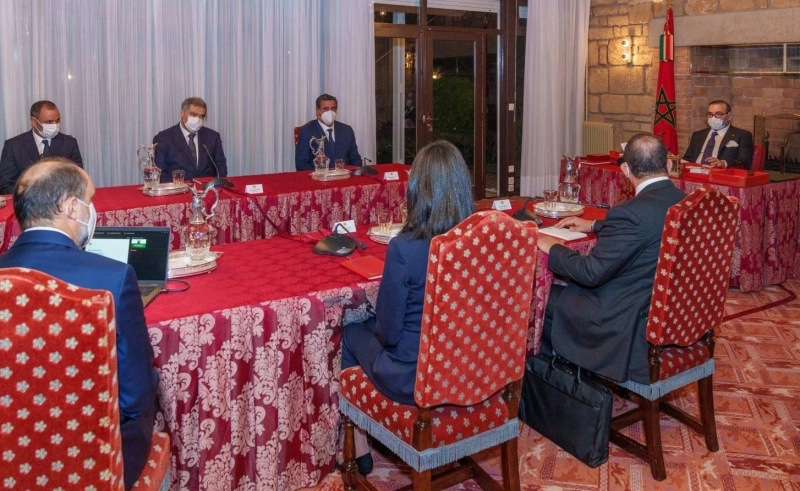 Le Roi Mohammed VI présidant la séance de travail consacrée à la nouvelle charte de l'investissement