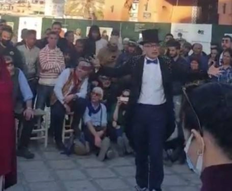 L'ambassadeur du Royaume-Uni au Maroc, Simon Martin, a animé une halqa à Jamâa El Fna Marrakech.