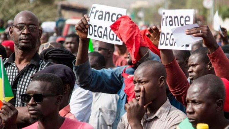 Des Maliens exprimant leur colère contre la France