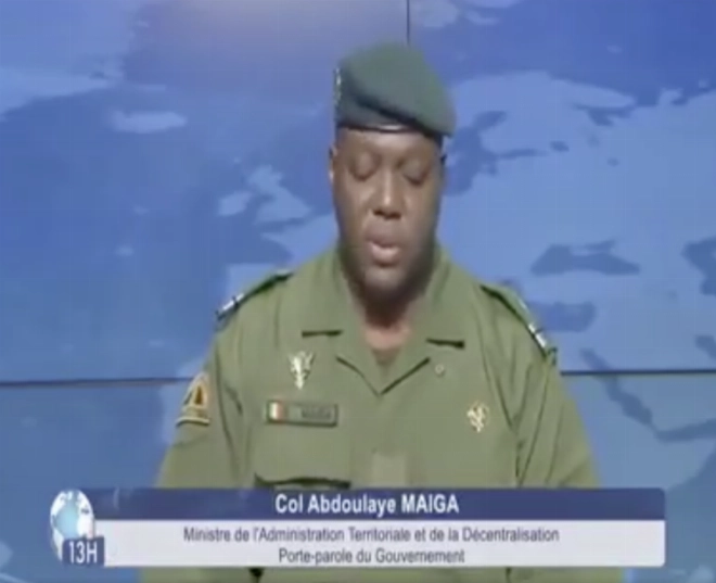 Le Colonel Abdoulave Maiga lisant le communiqué du gouvernement malien de transition dont il est le porte-parole.