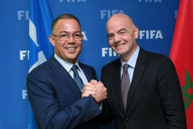 Fouzi Lakjaa avec le président de la FIFA Gianni Infantino