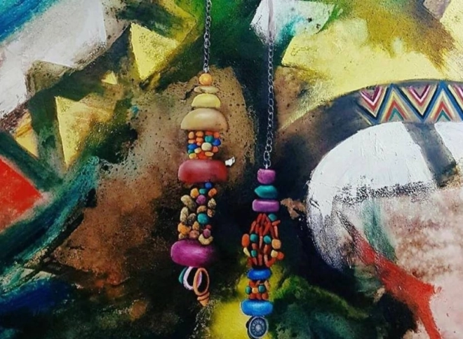 Lesœuvres néo-expressionnistes de Fatna Chanane mêlent motifs, symboles et paysages.