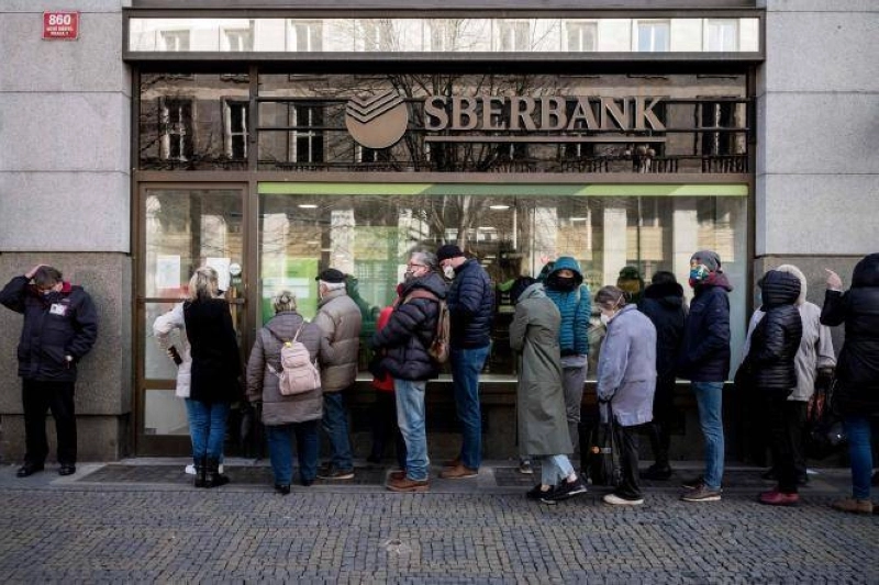 Des clients de Sberbank en république Tchèque font la queue pour retirer leur argent de la filiale de Sberbank. (Photo AFP)