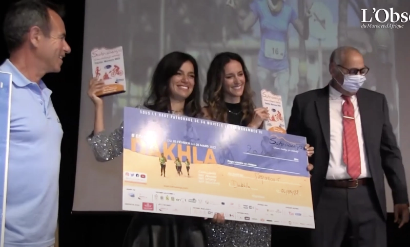Boutaleb Dounia et Yasmina Berrada hissant leur trophée de championnes