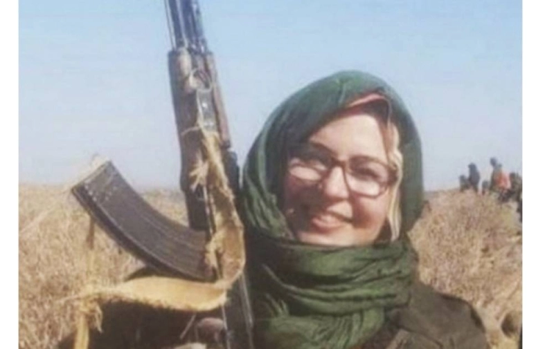 Sultana Khaya brandissant une kalachnikov