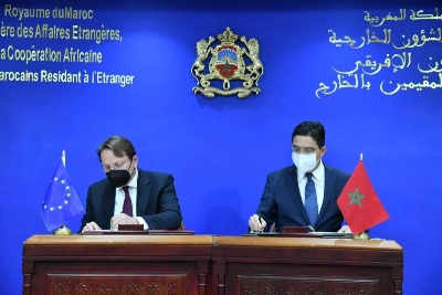 Nasser Bourita et Oliver Varhelyi signant le nouvel engagement entre le Maroc et l’UE