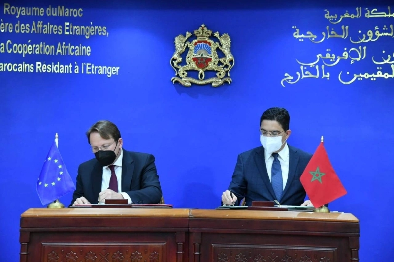 Nasser Bourita et Oliver Varhelyi signant le nouvel engagement entre le Maroc et l’UE