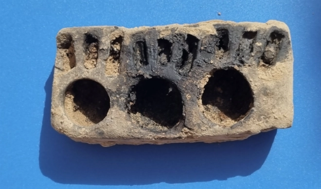 Lampe de hanoukka retrouvée sur le site de la synagogue de Tagadirt
