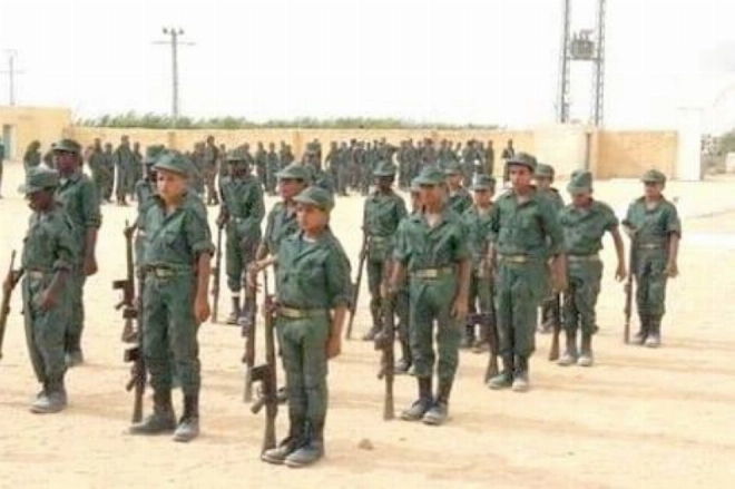 Des enfants apprennent le maniement des armes