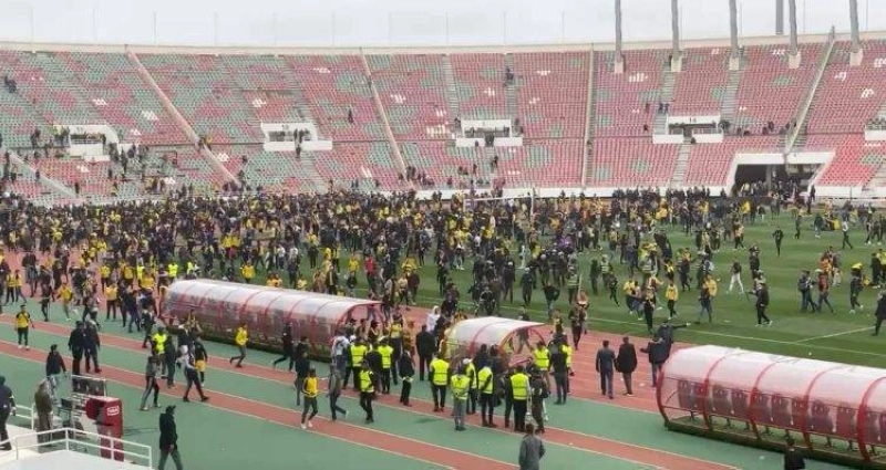 La pelouse du stade Moulay Abdellah a été transformé en champ de bataille entre supporters après le match FAR-MAS