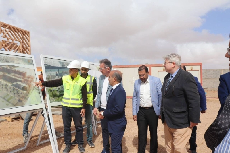 Les visiteurs espagnols découvrant de nouveaux chantiers lancés au Sahara marocain