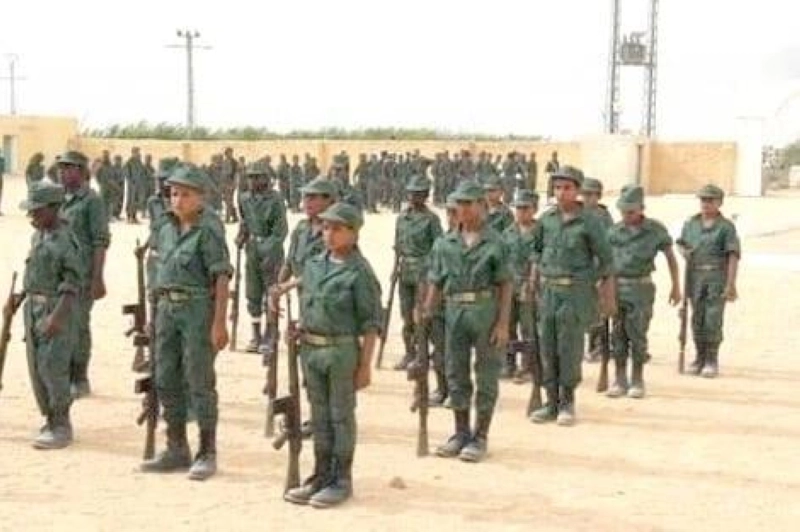 Des enfants apprennent le maniement des armes dans les camps de Tindouf nsous le commandement de responsables du Polisario