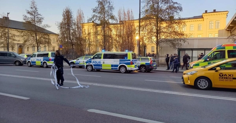 La police de Malmö encerclant le lycée où a eu lieu le double assassinat