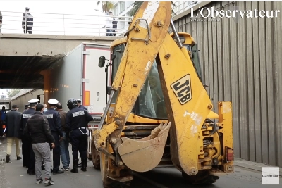 Un premier véhicule de dépannage n'ayant pas été capable de tirer le camion bloqué, c'est ce gros engin qui a été utilisé pour le débloquer.