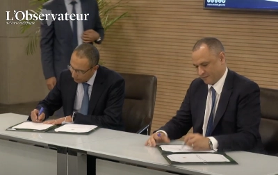 Le ministre de l'Industrie et du Commerce, Ryad Mezzour, signant l'une des 8 conventions d'investissement.