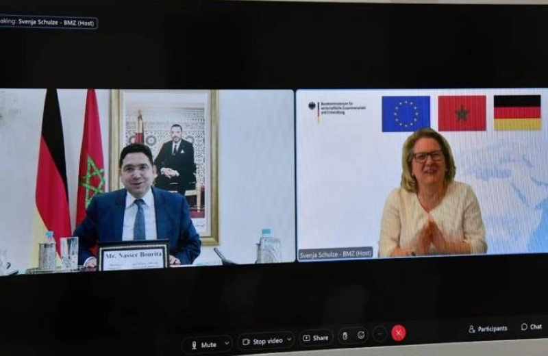 Nasser Bourita s'entretenant, à distance, avec la ministre allemande de la Coopération économique et du Développement, Svenja Schulze