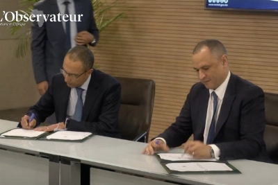 Le ministre de l'Industrie et du Commerce, Ryad Mezzour, signant l'une des 8 conventions d'investissement.