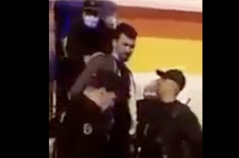 Mohamed Benhalima au moment de sa "livraison", comme un colis, à la police "spéciale" algérienne