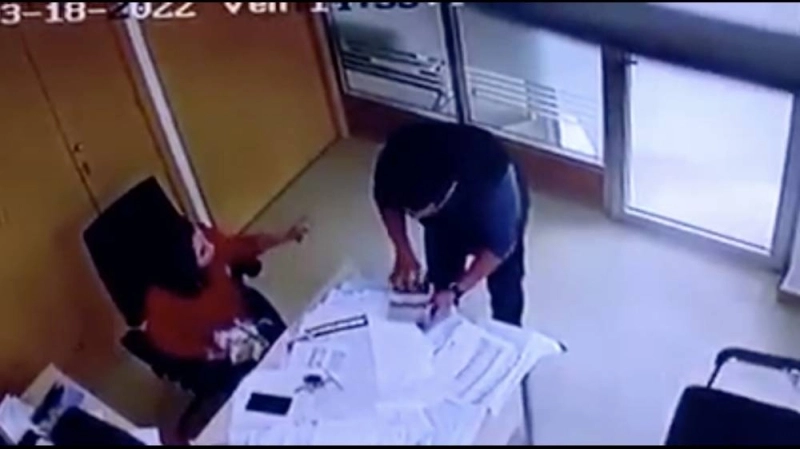 Capture d'écran de la vidéo montrant les deux protagonistes