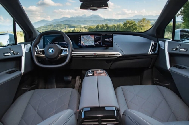 La BMW i4 est équipée du système iDrive et du nouvel affichage incurvé BMW Curved Display de 14,9 pouces.
