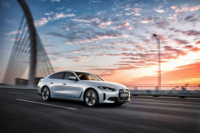 La nouvelle BMW i4 est proposée partir de 815 000 DHS TTC pour la i4 eDrive40 et 922 000 DHS pour la i40 M50.