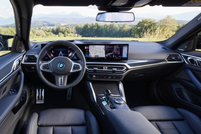 Le cockpit du iX permet au conducteur de se focaliser entièrement sur l’expérience de conduite grâce à l’affichage BMW Curved Display, au volant hexagonal
