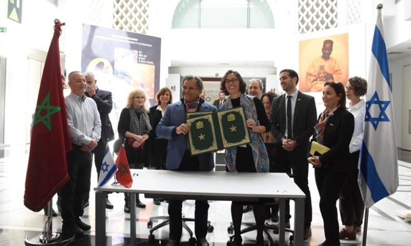 Photo immortalisant la signature du mémorandum d'entente entre la FNM et l'ICOM Israël.