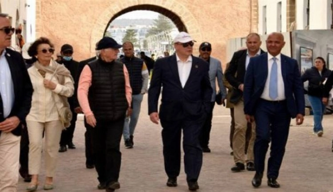 Le prince Albert II de Monaco dans la médina d'Essaouira, en compagnie d'André Azoulay.