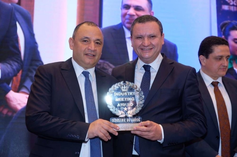 Mohamed Bachiri Directeur de Renault Group Maroc exhibant son trophée aux côtés de Ryad Mezzour, le ministre de l’Industrie et du Commerce