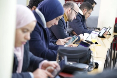 Les bénéficiaires sont initiés à la bonne utilisation des outils technologiques qui leur sont fournis