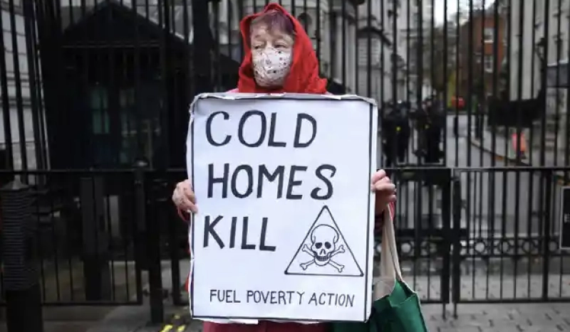 Cette Britannique proteste contre le risque mortel qu'engendre la crise du gaz