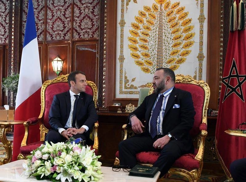 Ph. Archives. Le Roi Mohammed VI s'entretenant avec le Président français Emmanuel Macron