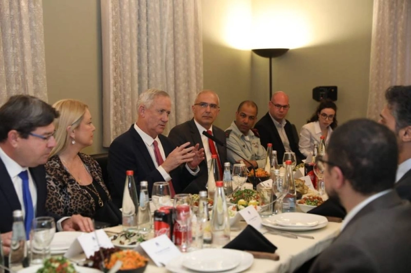 Benny Gantz s'exprimant lors du Ftour offert à des diplomates arabes