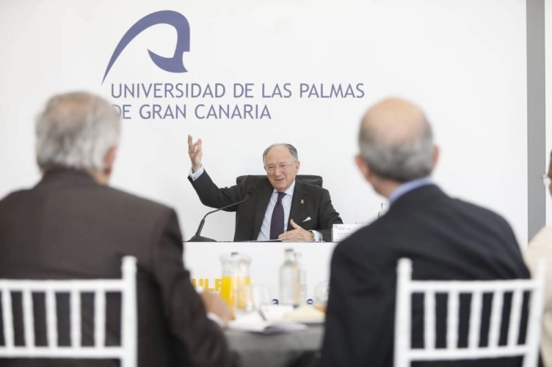 Félix Sanz Roldán s'exprimant lors de la conférence organisé par le Conseil social de l'Université de Las Palmas de Gran Canaria