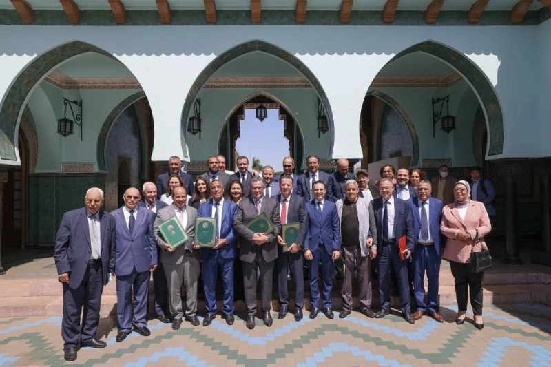 Photo de famille après la signature de l'accord Gouvernement-CGEM-Syndicats