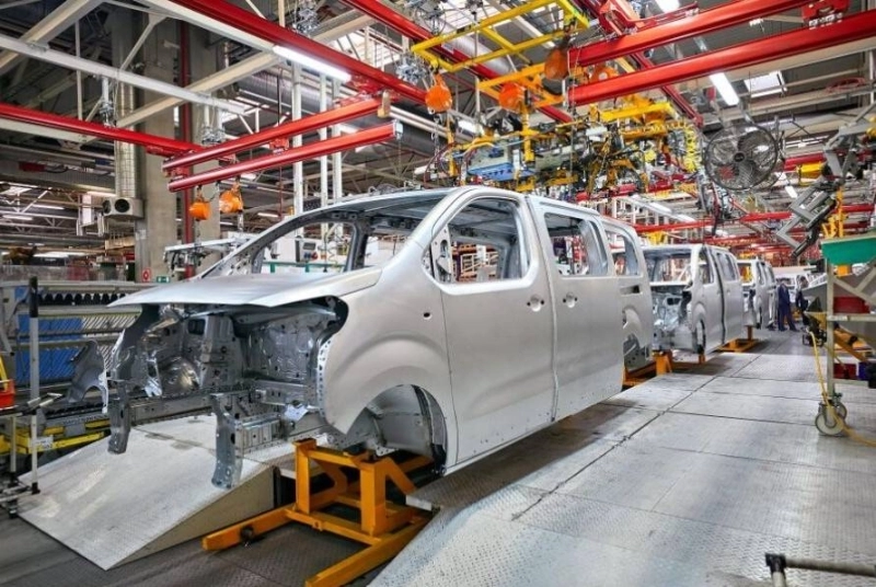 stellantis voit son chiffre d'affaires augmenter malgré une baisse des ventes.