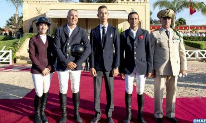 Moulay El Hassan présidant une cérémonie de remise du Grand Prix le Roi Mohammed VI du concours officiel de saut d’obstacles