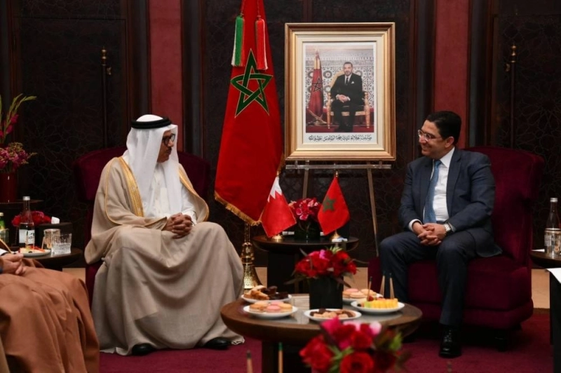 Nasser Bourita s'entretenant avec le ministre bahreïni des Affaires étrangères, Abdullatif Bin Rashid Al Zayani