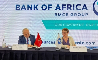 Brahim Benjelloun Touimi signant l'accord au nom de Bank of Africa dont il est Administrateur, Directeur Général avec la présidente de la BERD, Odile Renaud-Basso