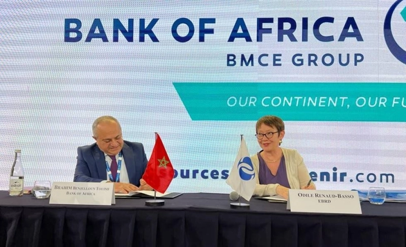 Brahim Benjelloun Touimi signant l'accord au nom de Bank of Africa dont il est Administrateur, Directeur Général avec la présidente de la BERD, Odile Renaud-Basso