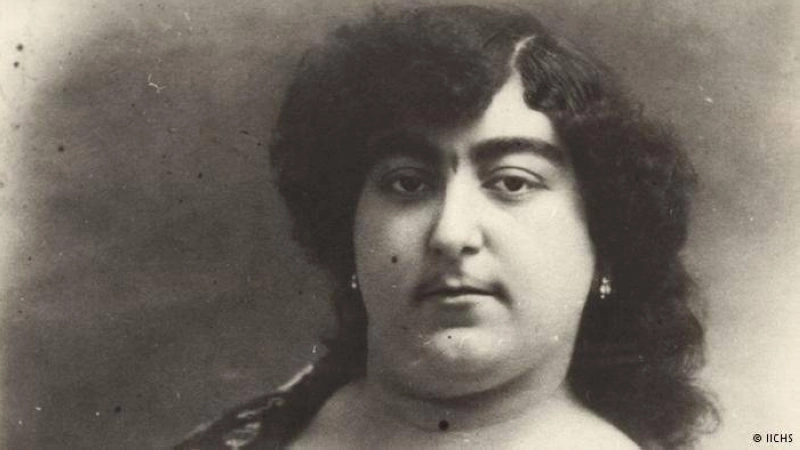 La princesse Kadjar avec ses moustaches, fille du Shah d'Iran