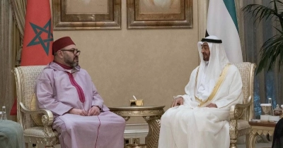 Ph. Archives. Le Roi Mohammed VI s'entretenant avec Mohammed Ben Zayed Al Nahyane