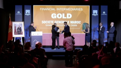 Le DG de SG Maroc recevant le trophée