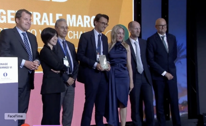 Le DG de SG Maroc recevant le trophée