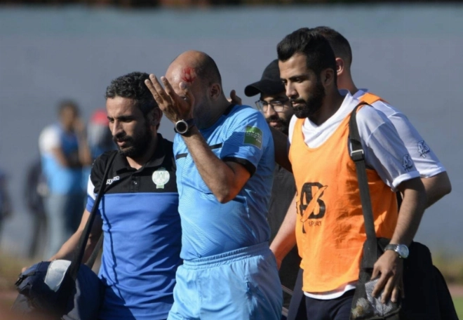 L'arbitre de touche n'a pas échappé à la déferlante violente lors du match opposant le Raja au Rapide Oued Zem