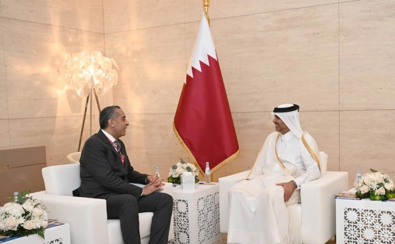Abdellatif Hammouchi s'entretenant avec le Premier ministre et ministre de l'Intérieur du Qatar
