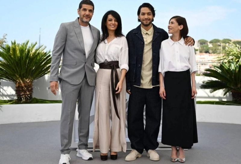 Marya Touzani en compagnie de Nabil Ayouch, Lubna Azabal et Ayoub Missioui à Cannes.