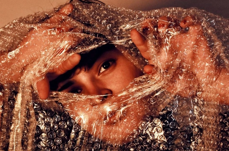 Produit par Nassawiyat et réalisé par Najlae Ait Oubna et Inès Bouallou, Obour dépeint la vie d’une partie de la communauté LGBTQ au Maroc.