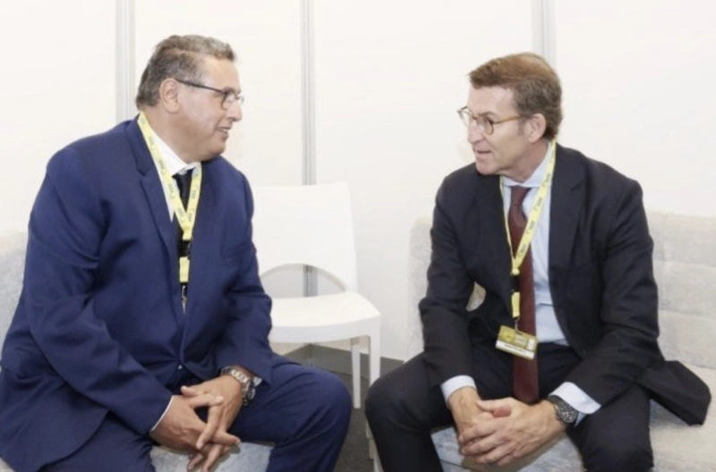 Aziz Akhannouch s'entretenant avec Alberto Núñez Feijóo