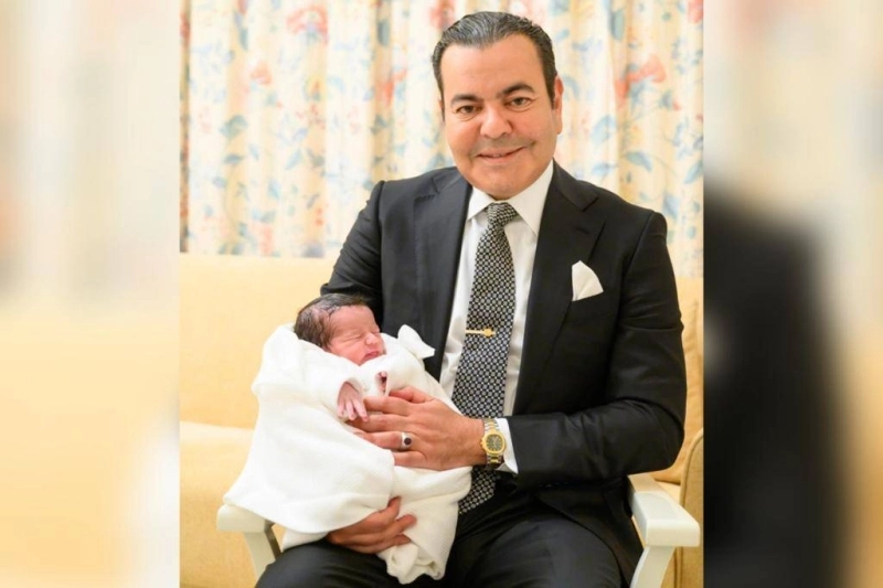 Le Prince Moulay Rachid tenant affectueusement le Prince Moulay Abdeslam